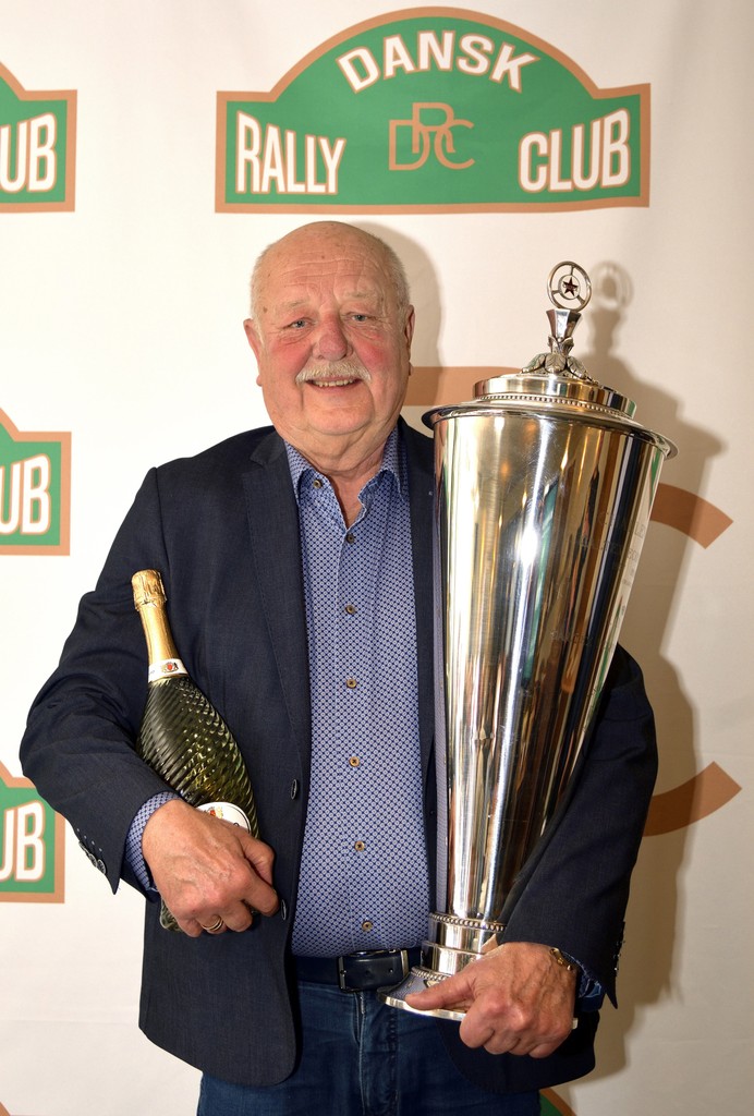 Løbsleder og dommer Finn Højlund, Vordingborg, er blevet hædret med Arne Guldmarks ærespokal for sin årelange indsats som løbsleder og dommer i danske og internationale rallyer. Det skete ved Dansk Rally Clubs generalforsamling onsdag i Kirke Hyllinge
(Foto: Dansk Rally Club)